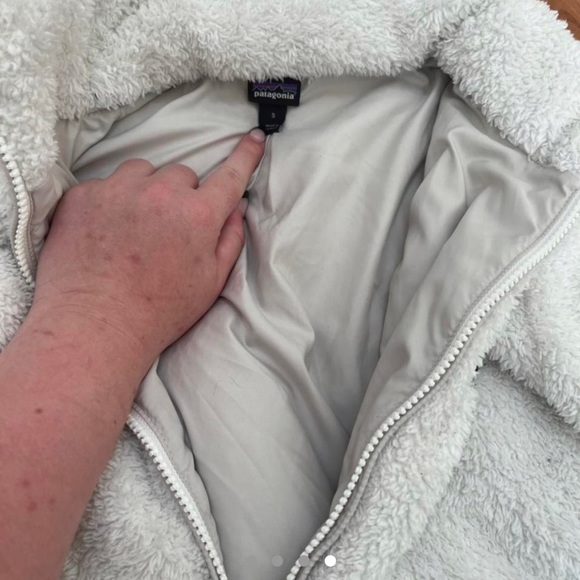 Slightly off white Patagonia zip Sherpa jacket, size small, like new condition - Picture 4 of 4